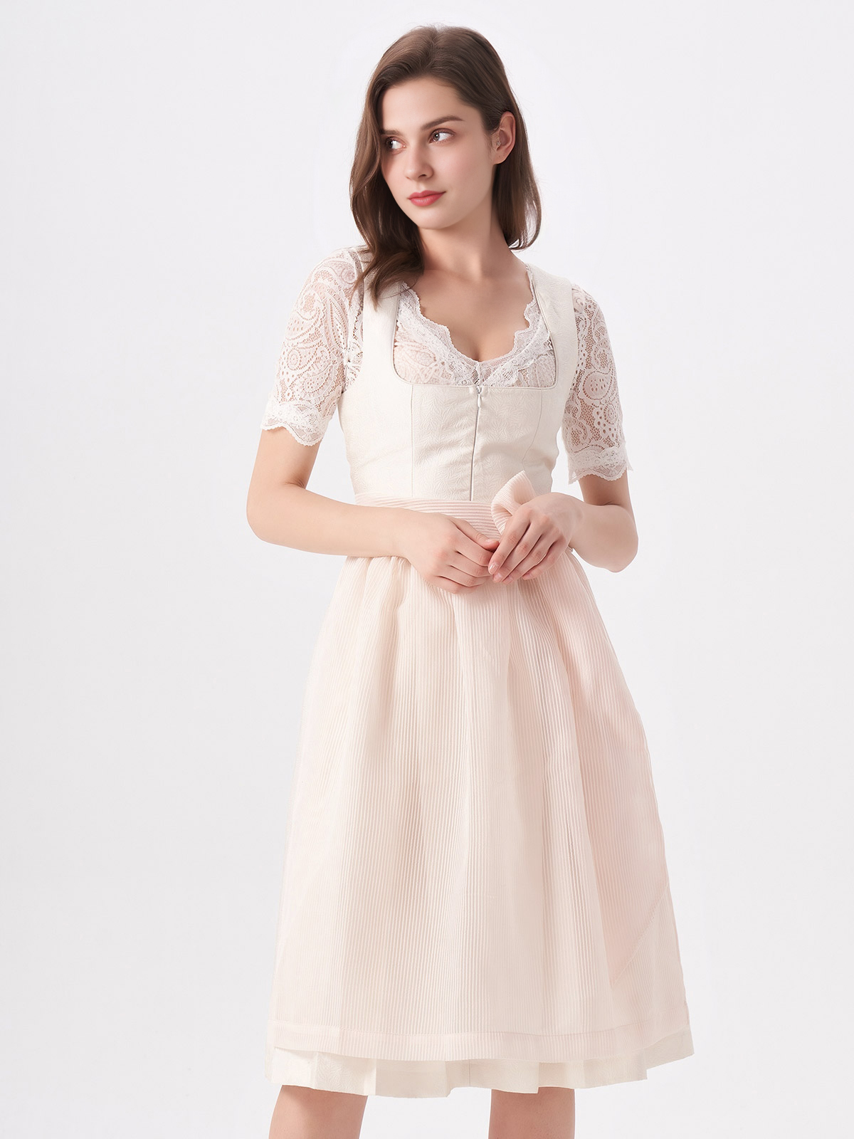 Modernes Dirndl in Beige – perfekt für den Alltag