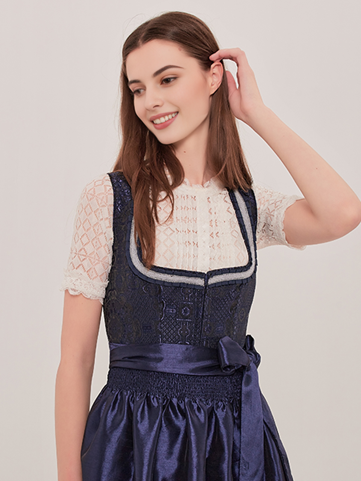 Schlichtes Dirndl in Blau – zeitlos und elegant