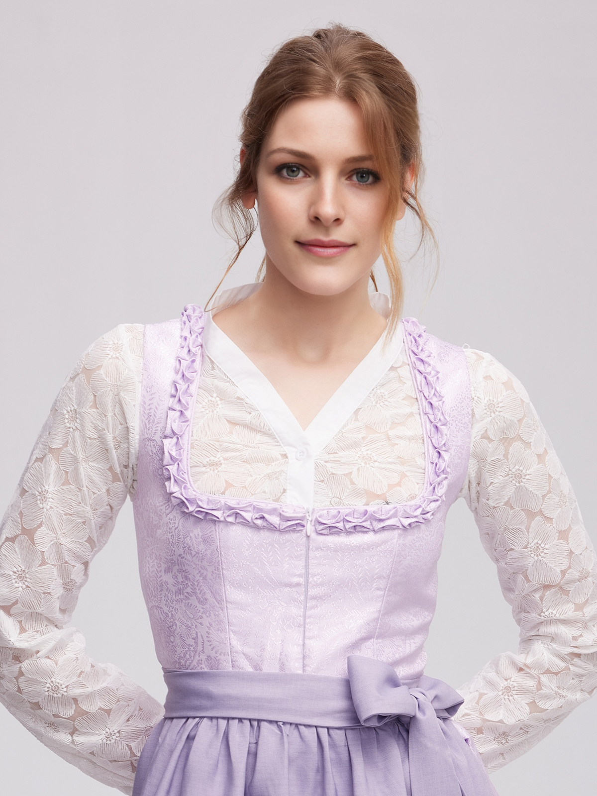 Traditionelles dänisches Dirndl in Lila