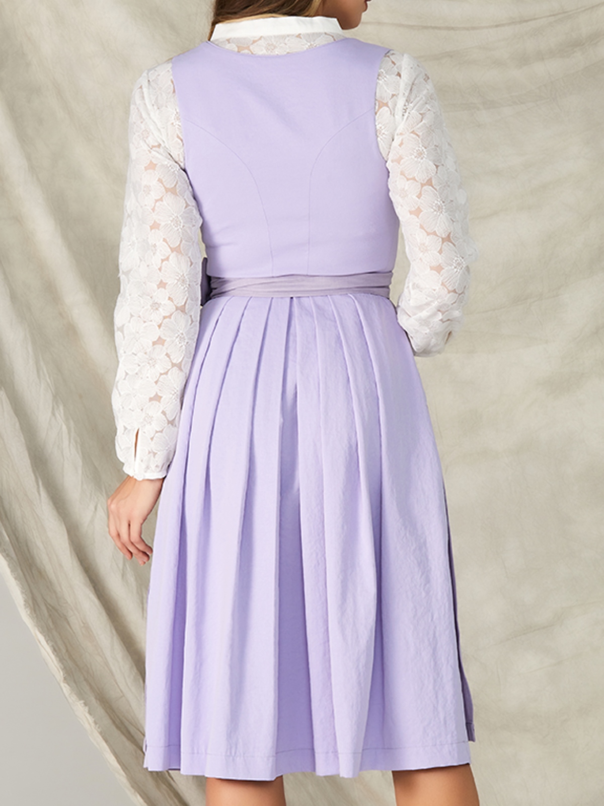 Modernes lila Dirndl mit zeitgemäßem Schnitt