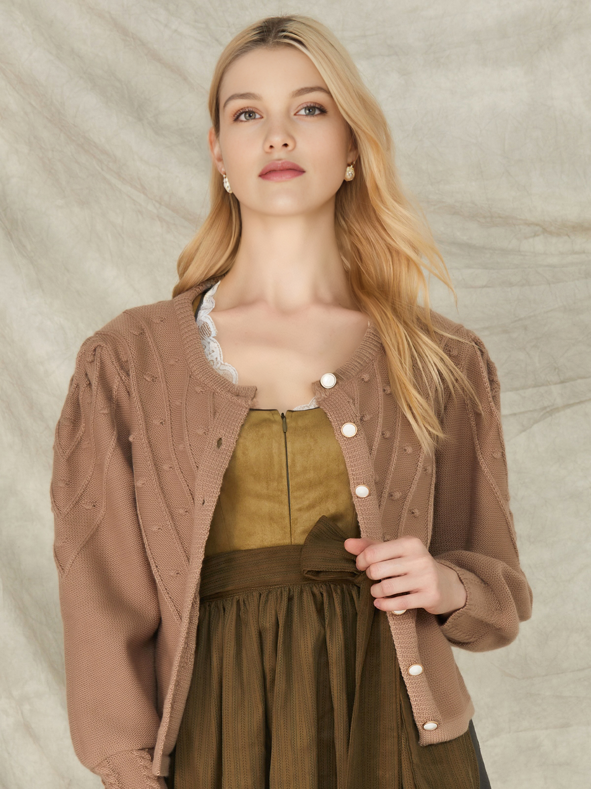 Dirndl in Braun mit traditioneller Schürze