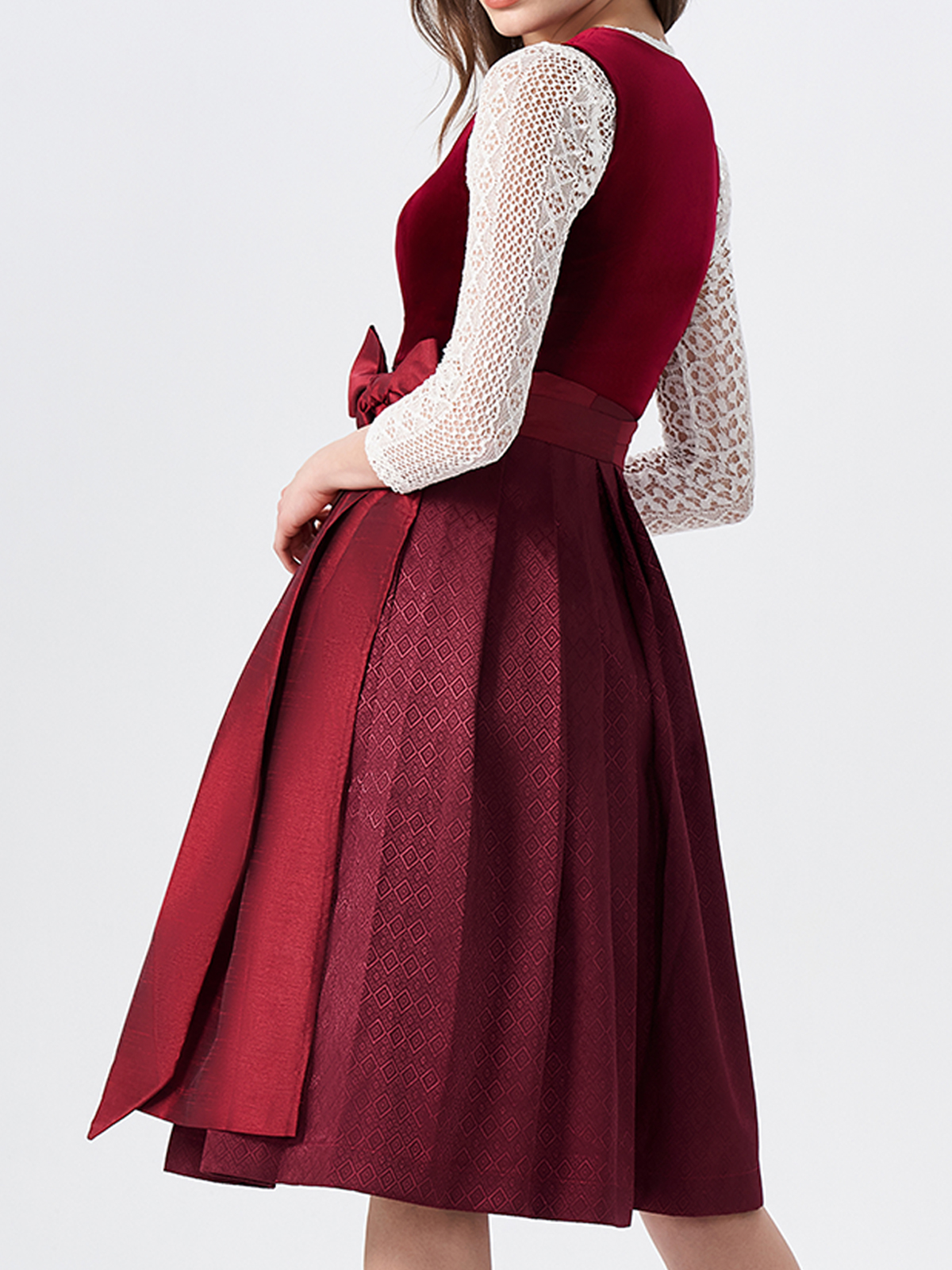 Modernes gelbes Dirndl mit urbanem Styling