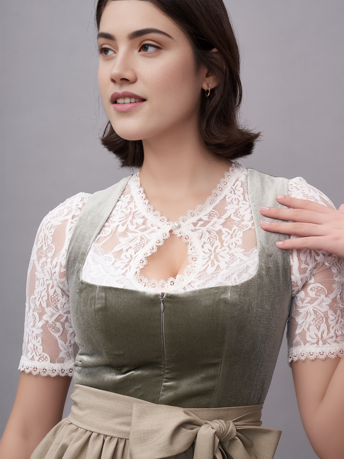 Blaues Dirndl mit floralen Details
