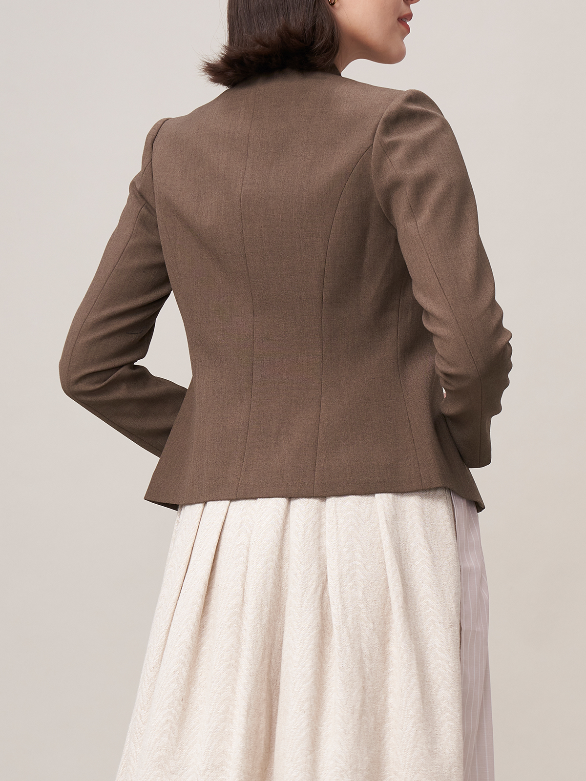 Ein elegantes rotes Samt Dirndl mit modernem Schnitt