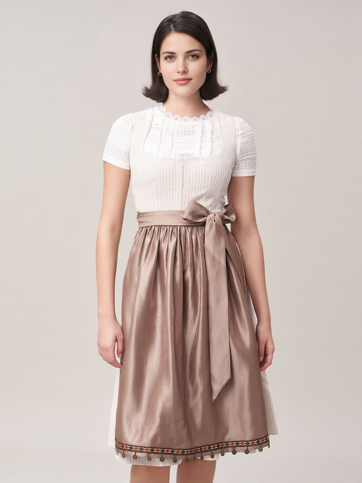 Ein elegantes beiges Dirndl mit feinen Stickereien