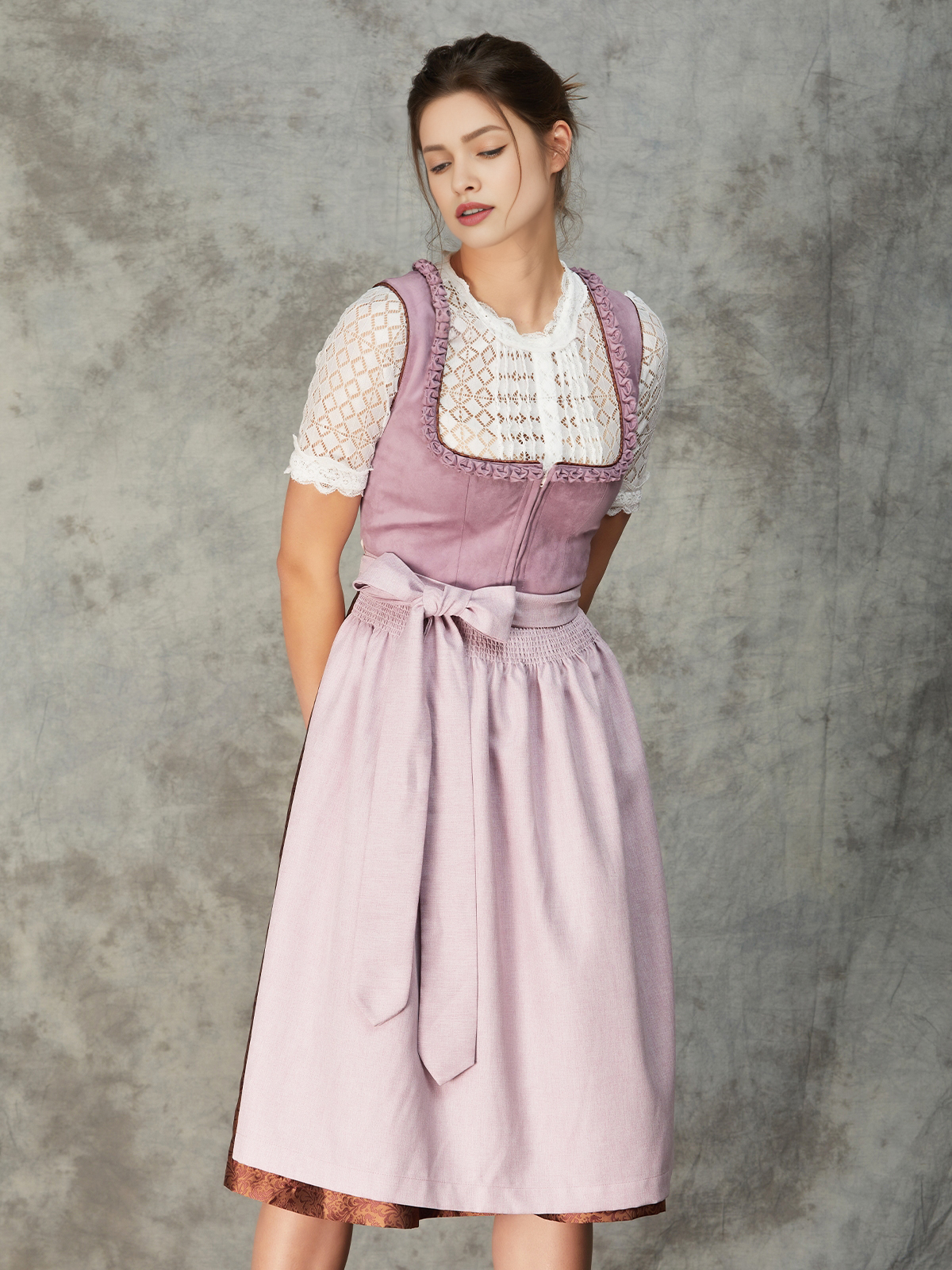 Dirndl in Lila – eleganter Look mit passenden Accessoires