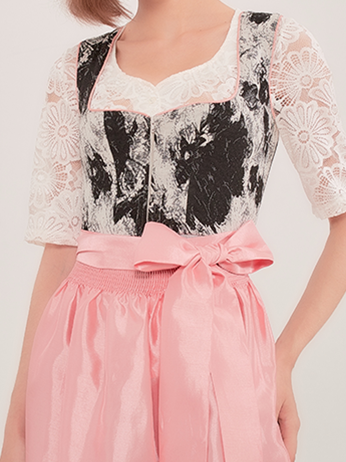 Ein elegantes rotes Midi-Dirndl mit traditionellen Details