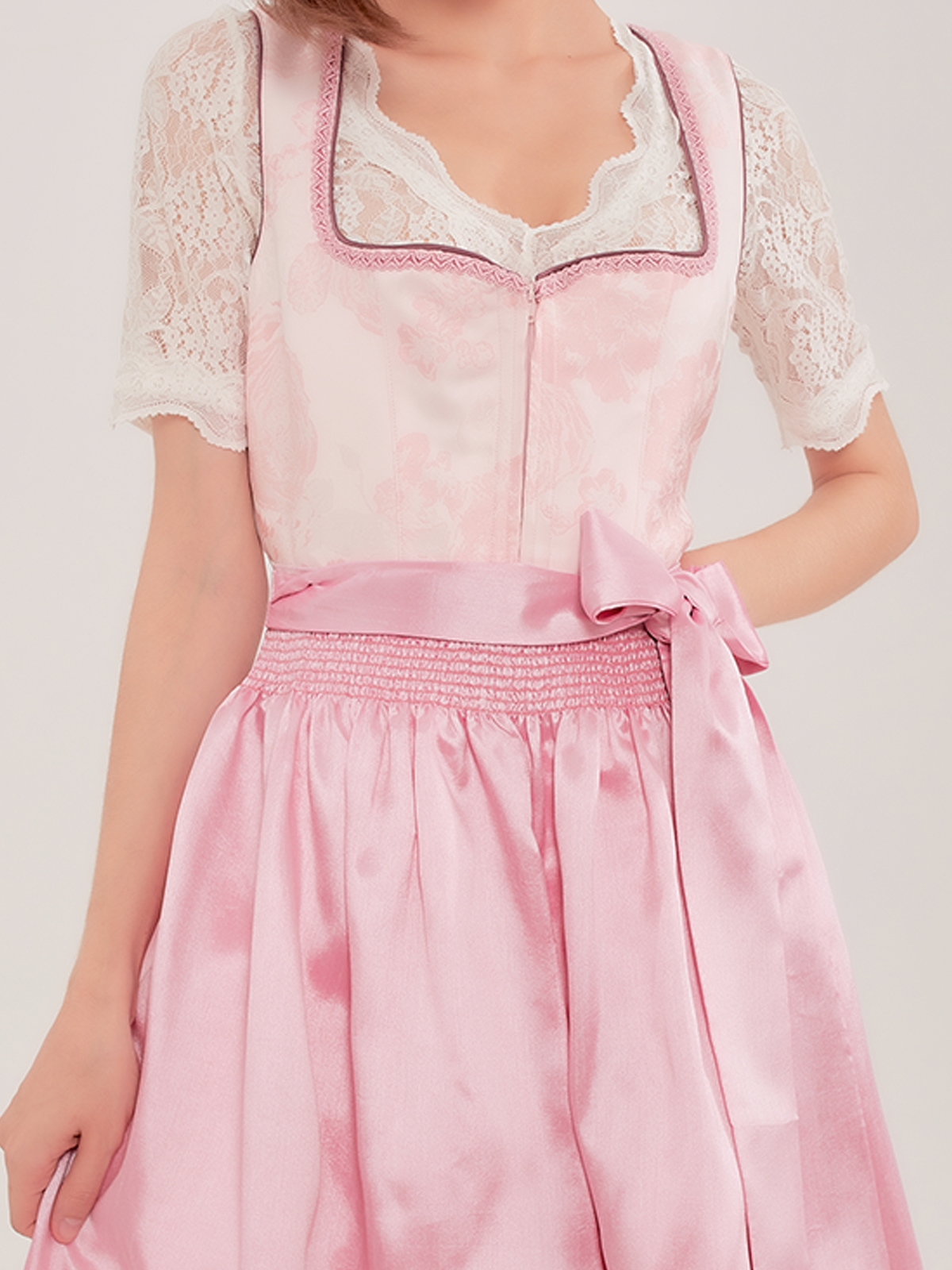 Ein elegantes blaues Dirndl mit aufwendigen Details
