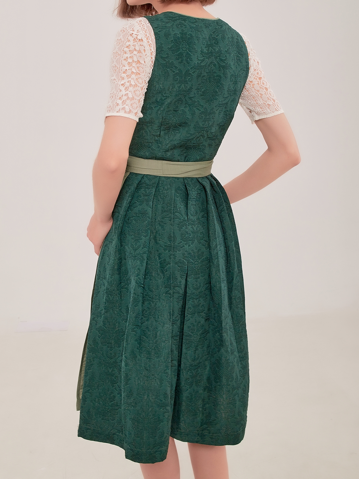 Modernes Dirndl Gelb mit schlankem Schnitt und eleganter Passform