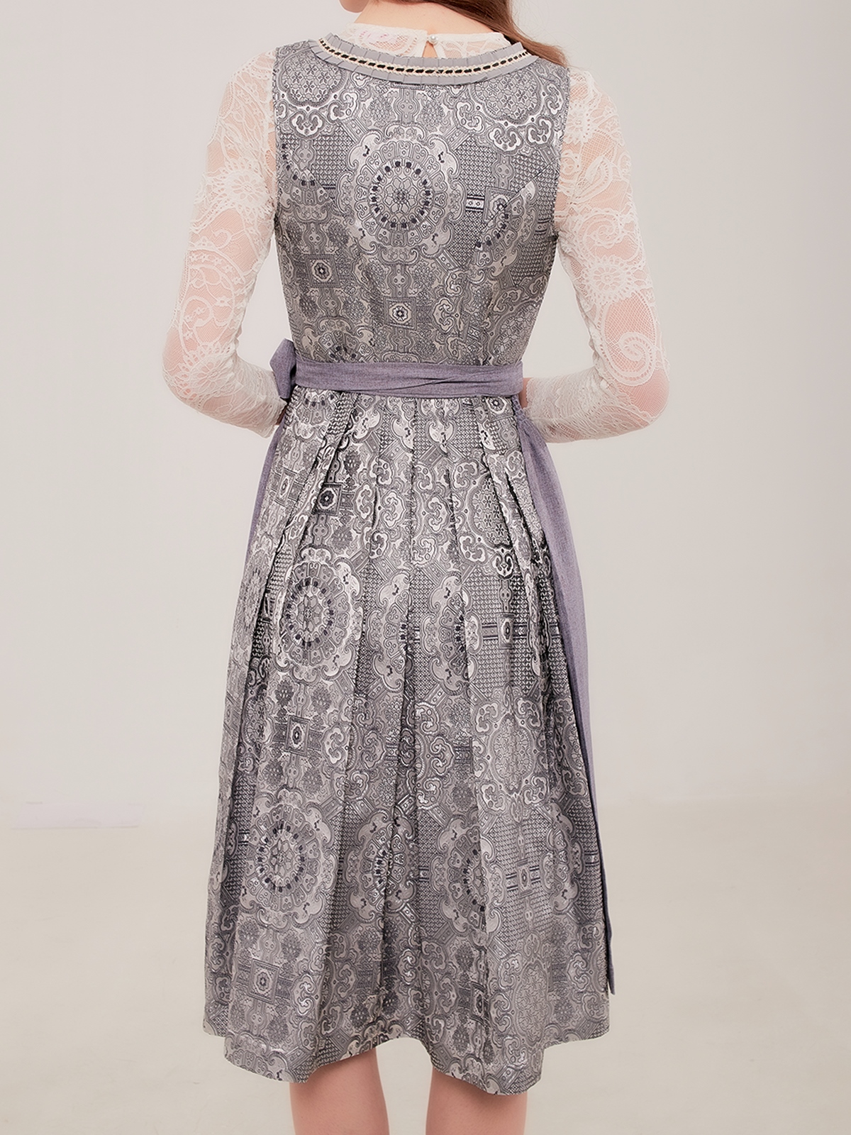 Modernes Dirndl in Grau mit tailliertem Schnitt