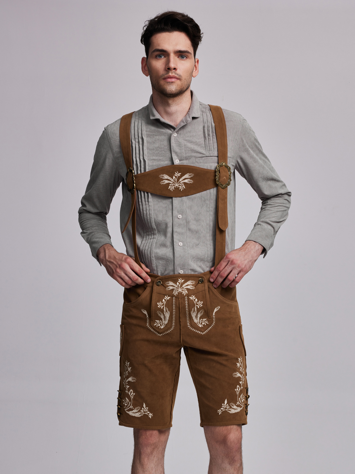 Dirndl mit hochgeschlossener Bluse in Braun