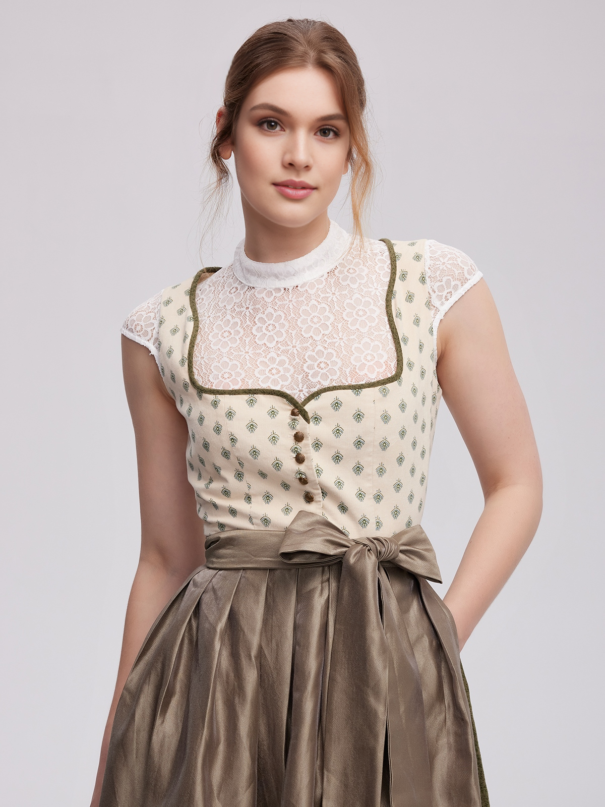 Modernes Dirndl in Gelb – perfekt für den Stadtlook