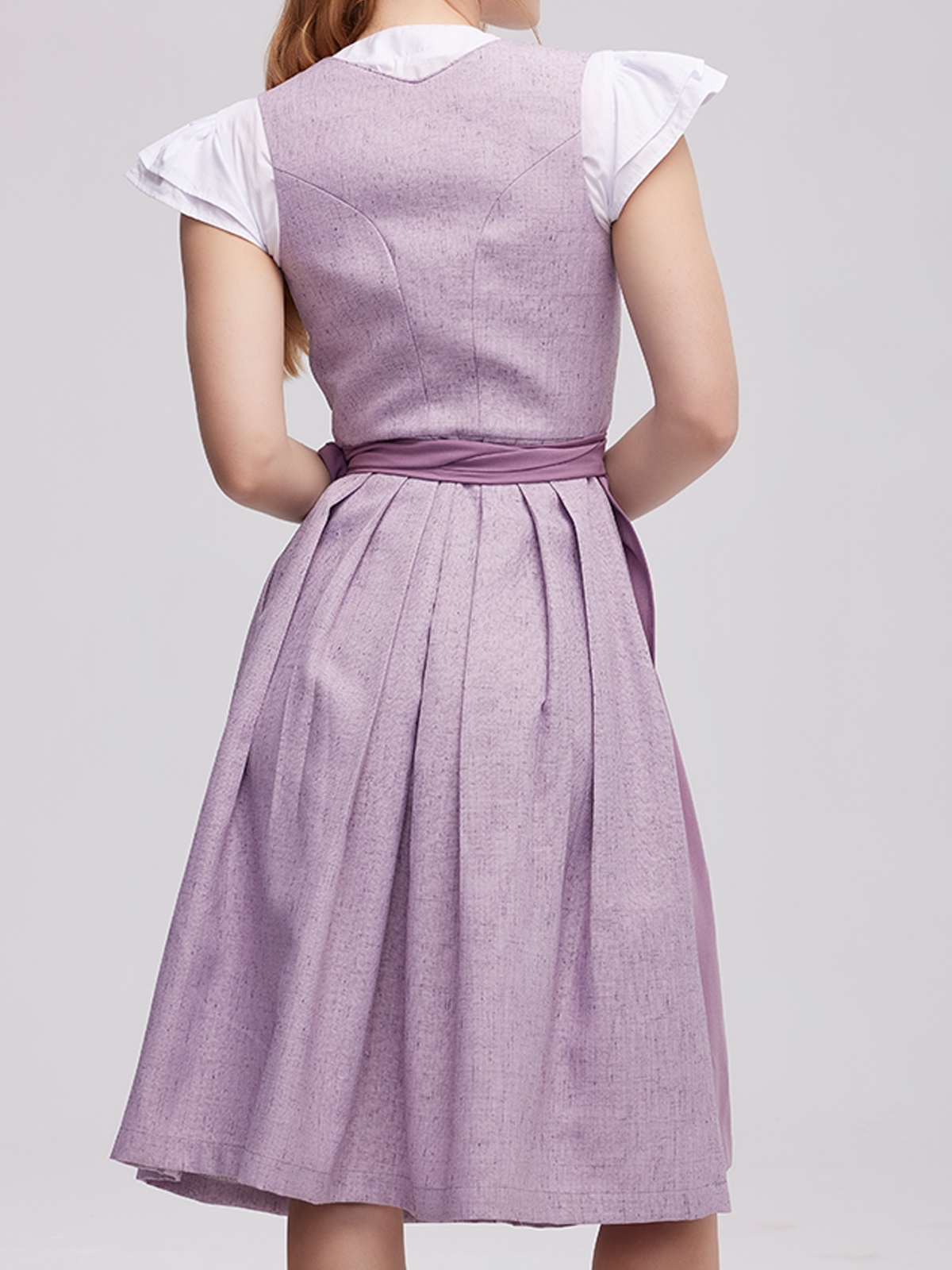 Ein rosa Dirndlkleid mit feinen Details