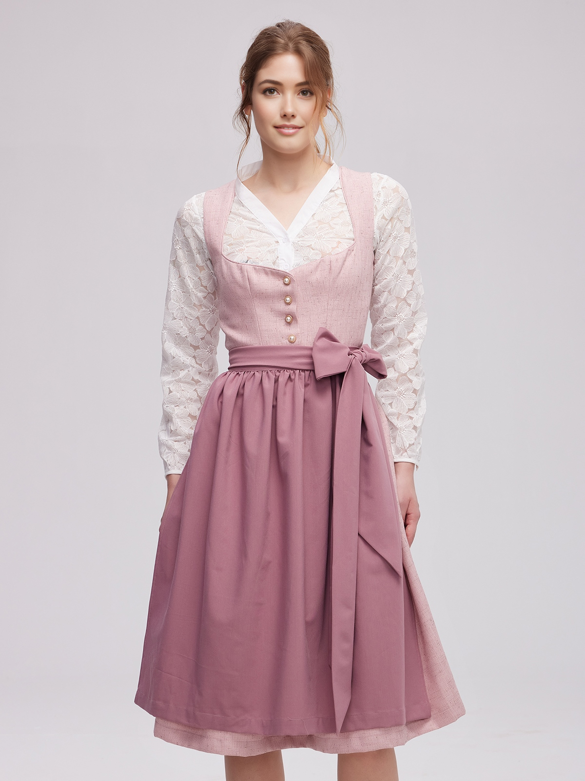 Ein elegantes blaues Dirndl mit rosa Schürze – perfekt für Festivals und Hochzeiten