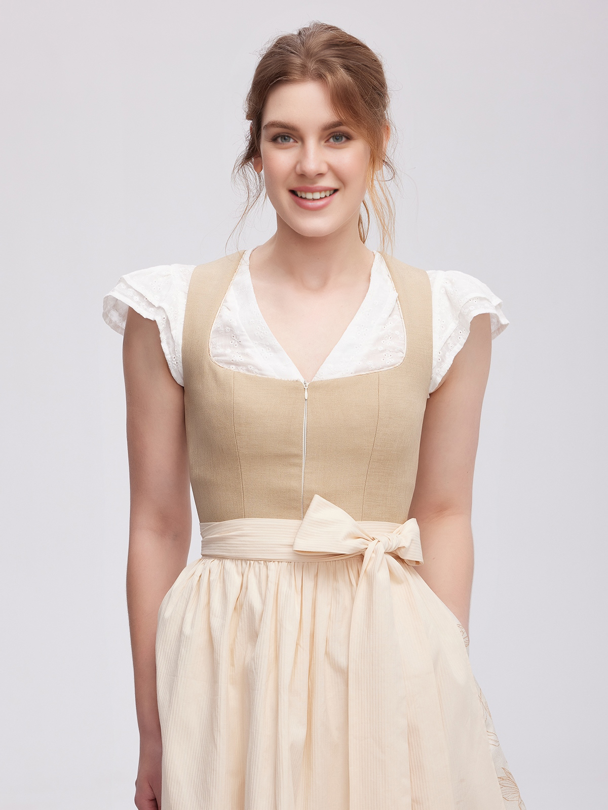 Traditionelles braunes Dirndl mit modernem Schnitt