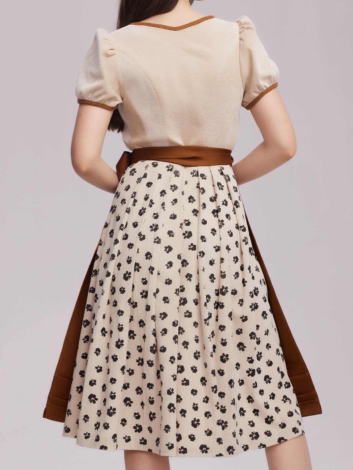 Dirndl Rot Samt in eleganter Pose