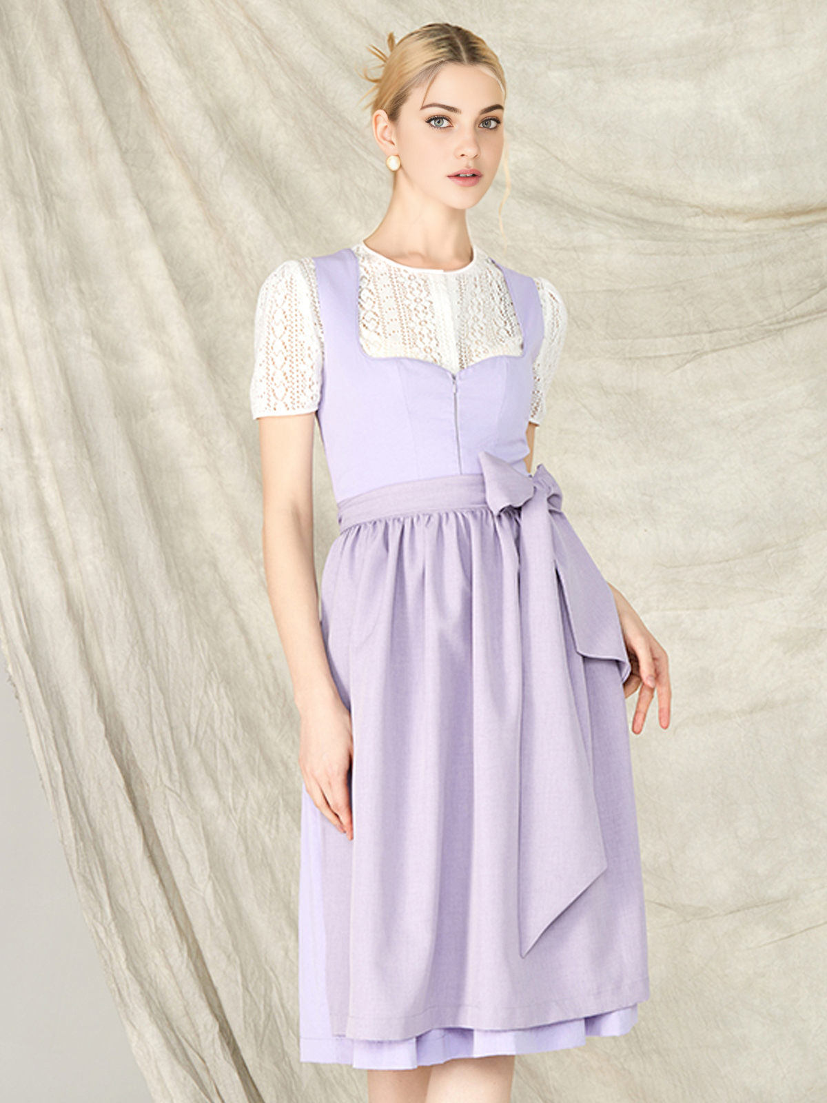 Modernes lila Dirndl mit Spitzenverzierungen