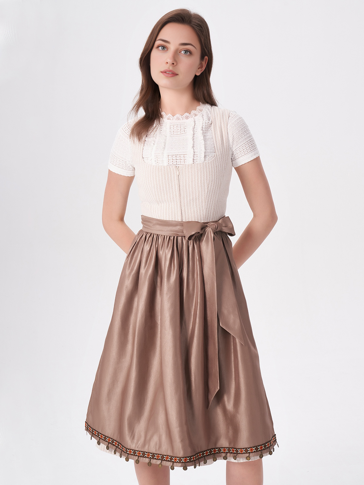 Dirndl in Beige – zeitlos und elegant
