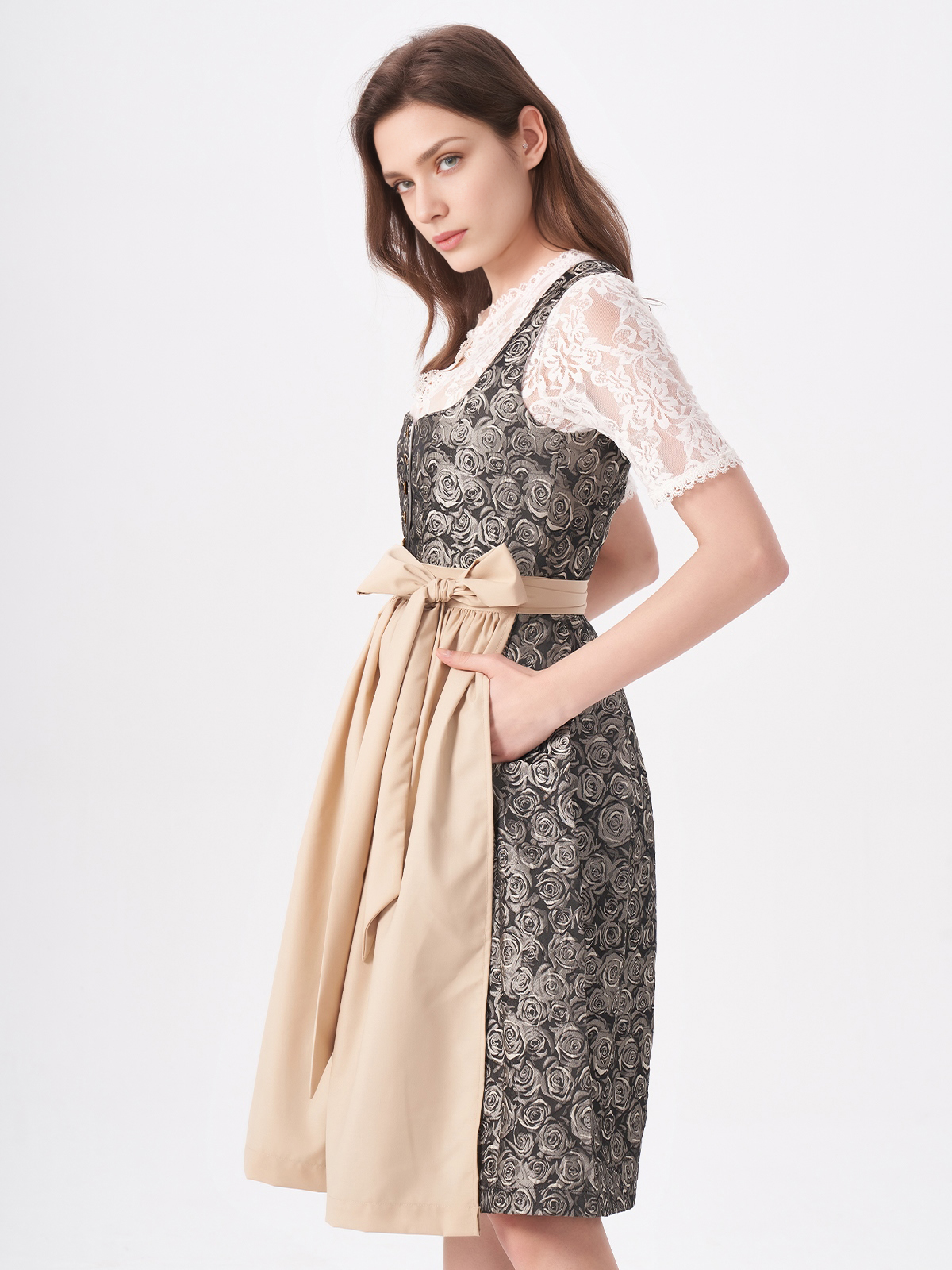 Elegantes gelbes Dirndl mit modernen Accessoires