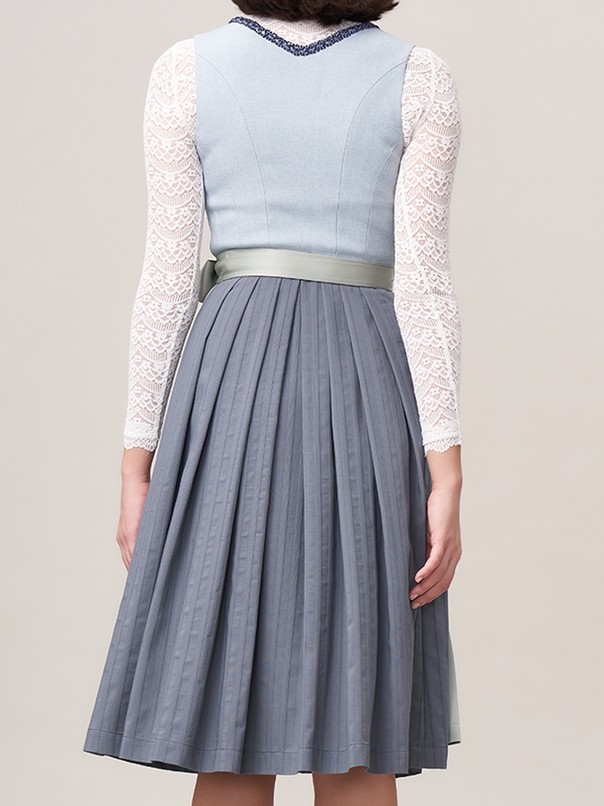 Dirndl in Blau – modern und traditionell zugleich