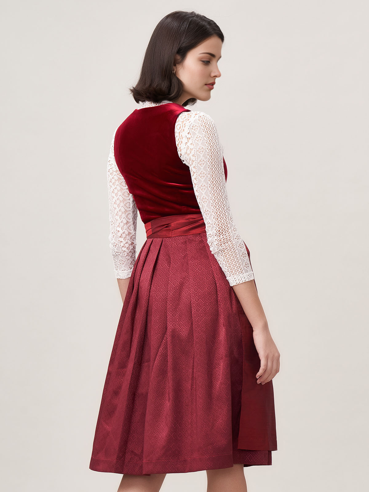 Modernes Dirndl in Rot – perfekt für Festivals und Hochzeiten