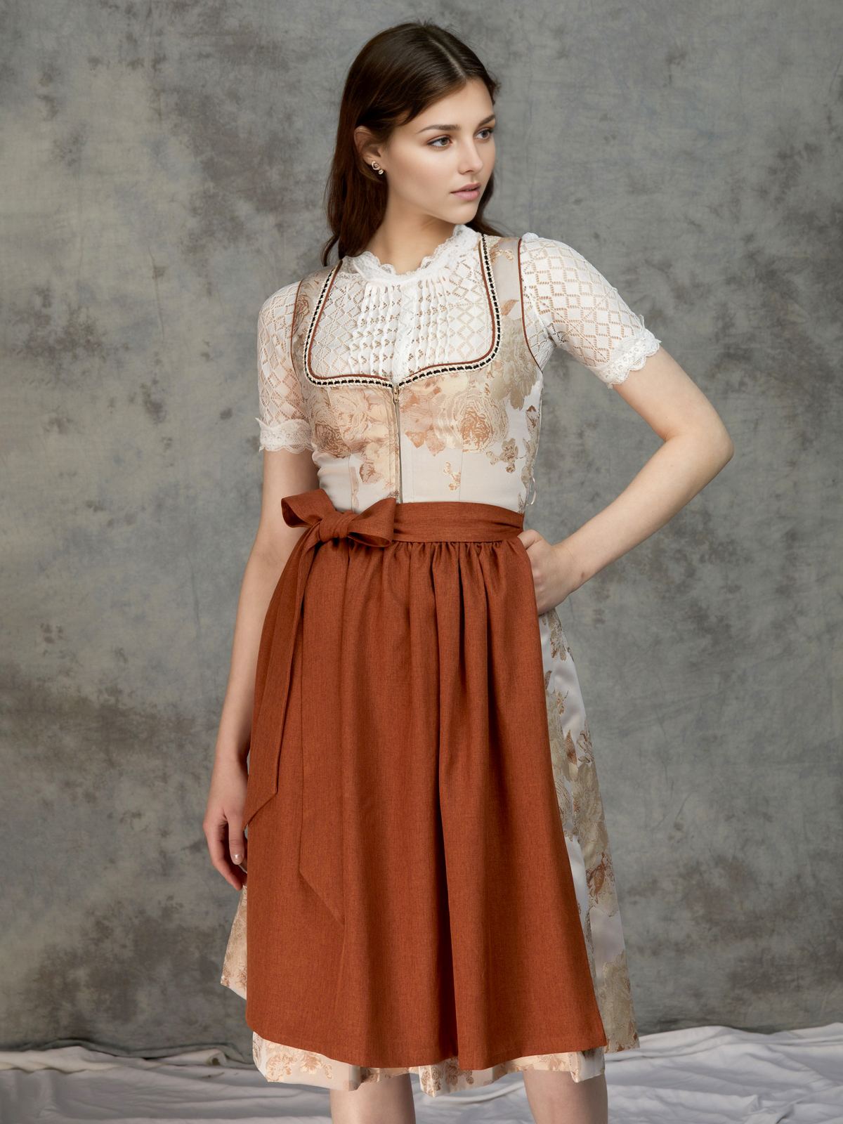 Modernes rotes Dirndl mit eleganter Silhouette
