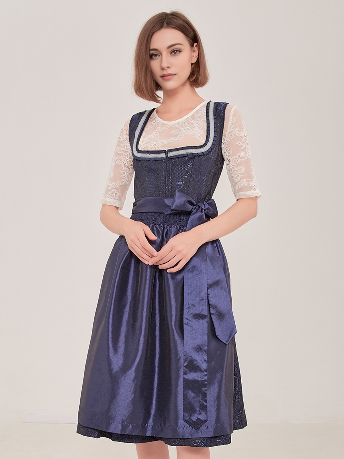 Tradition meets Modernität in blauem Dirndl