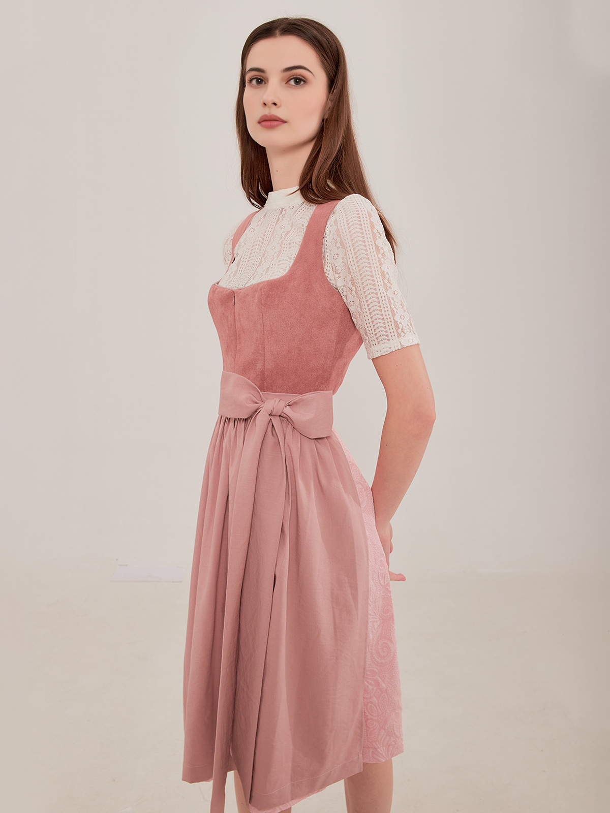 Modernes Dirndl in Rosa – feminin und zeitgemäß