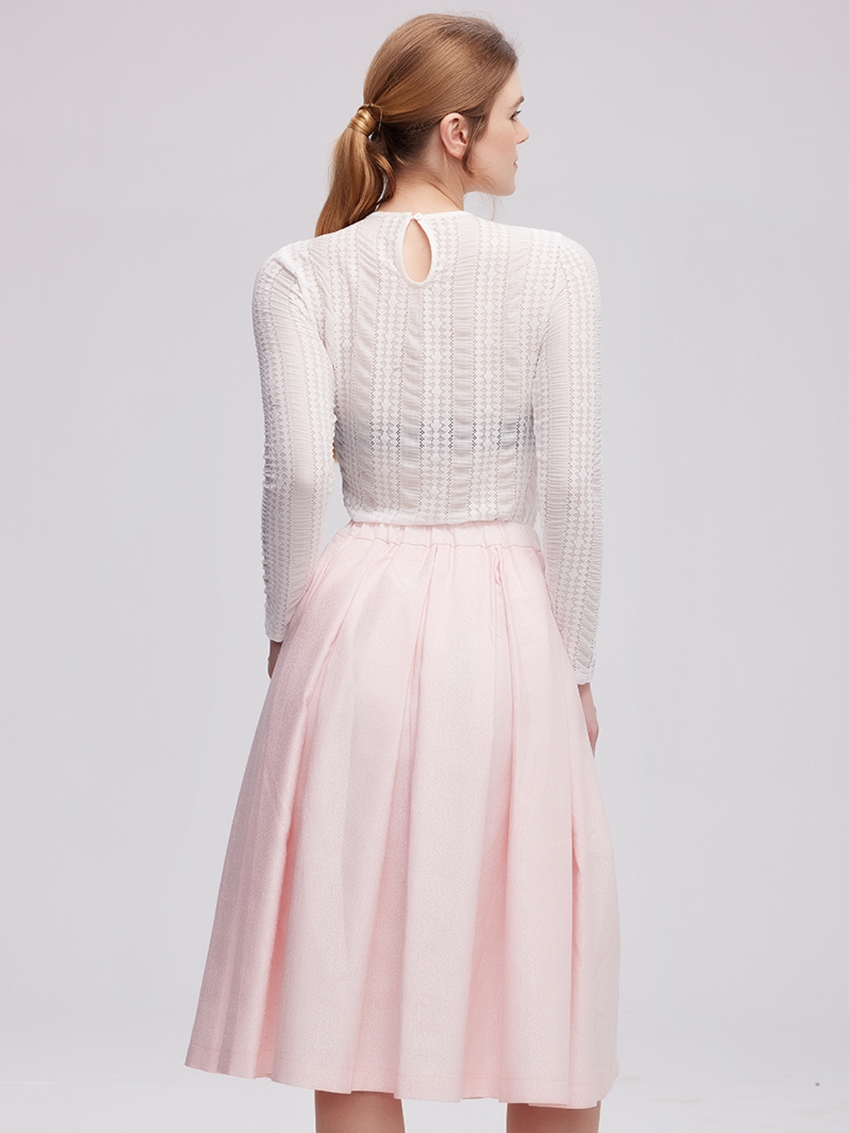 Ein elegantes Dirndl Lila mit floralen Details