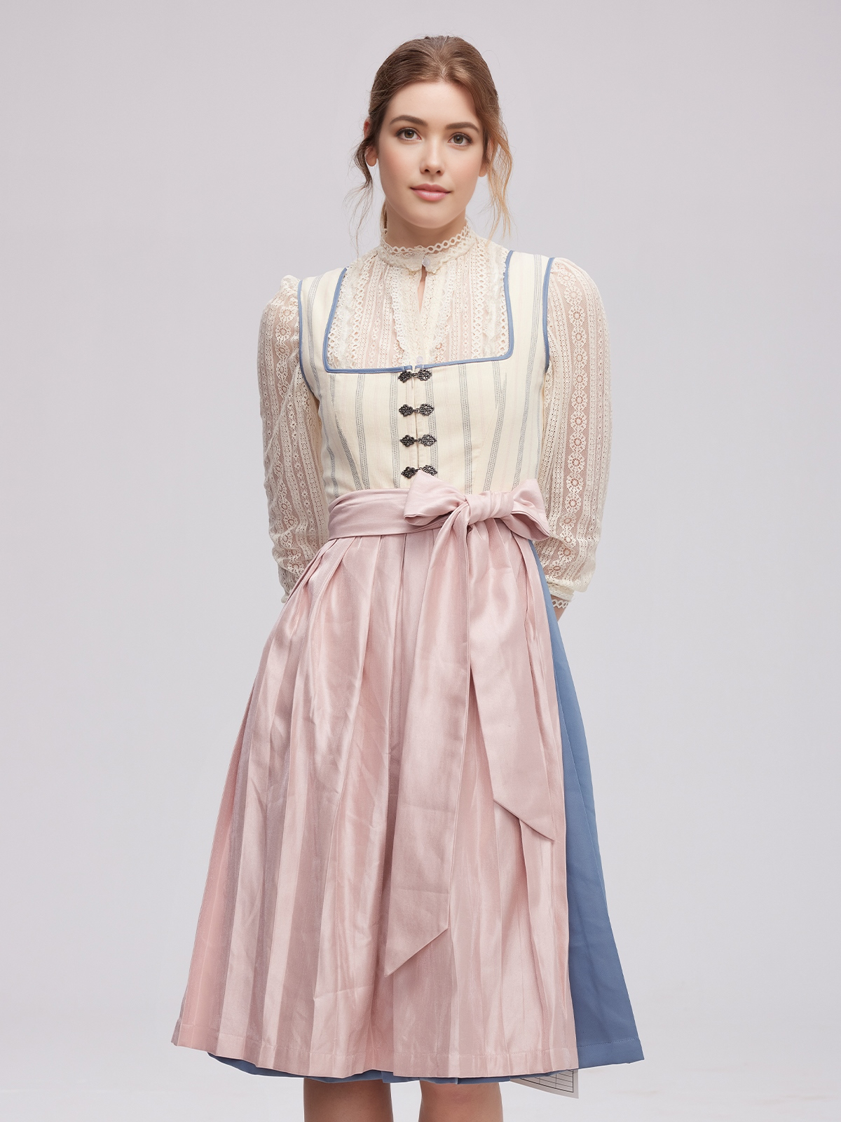 Dirndl mit Langarmbluse in Beige