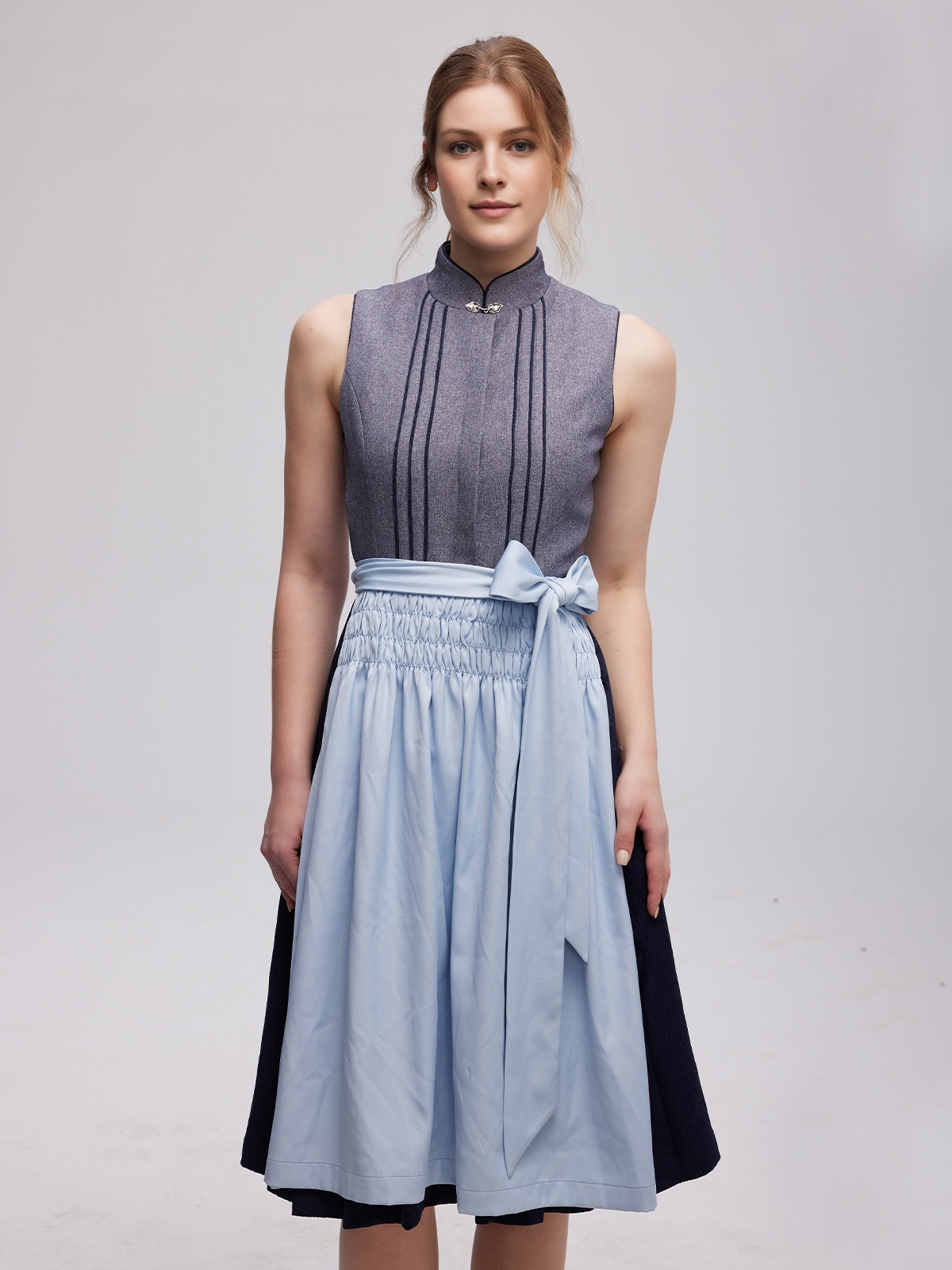 Blaues Dirndl mit grauem Schürzenband
