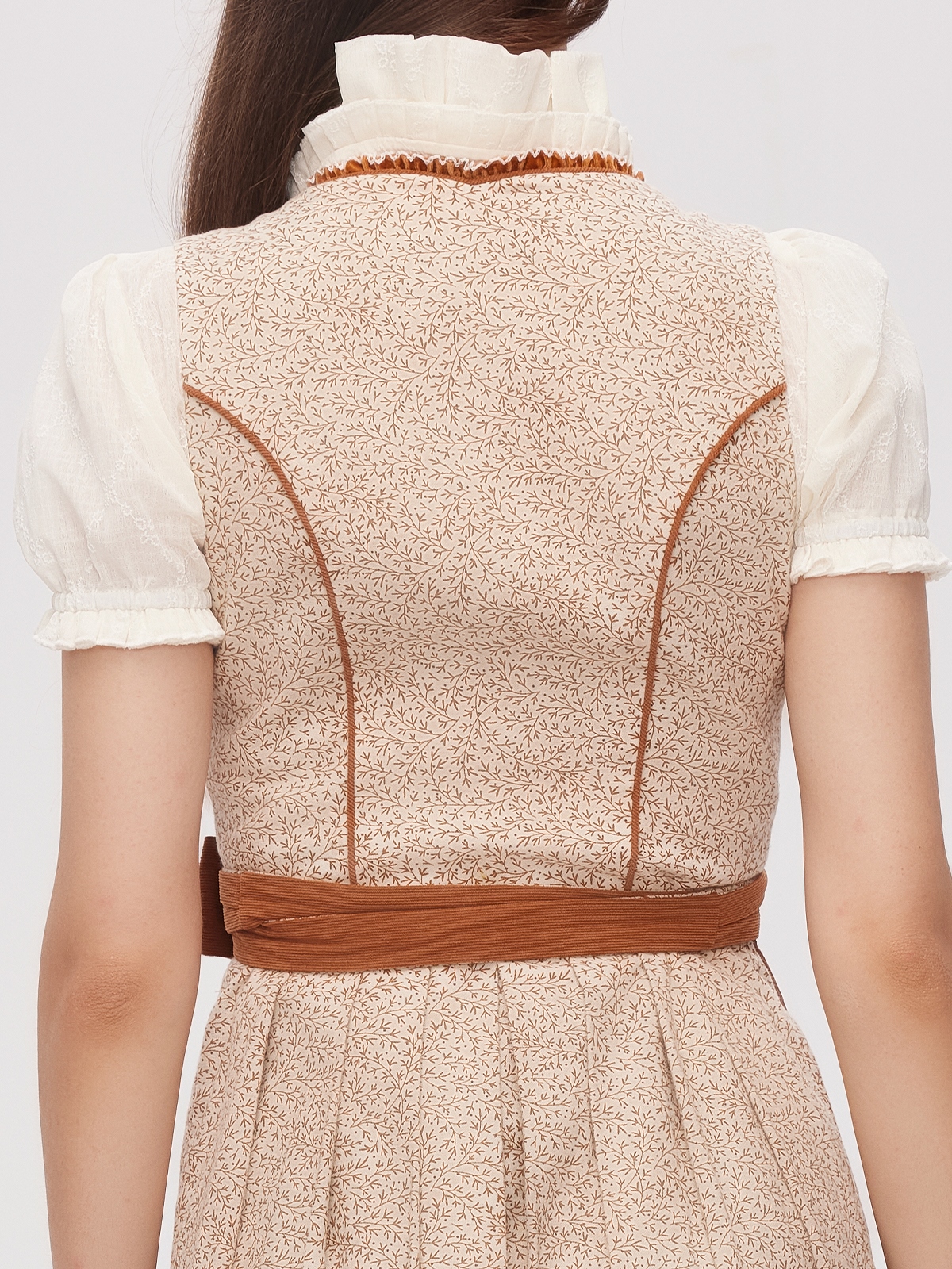Dirndl Bluse Langarm Spitze in eleganter Kombination