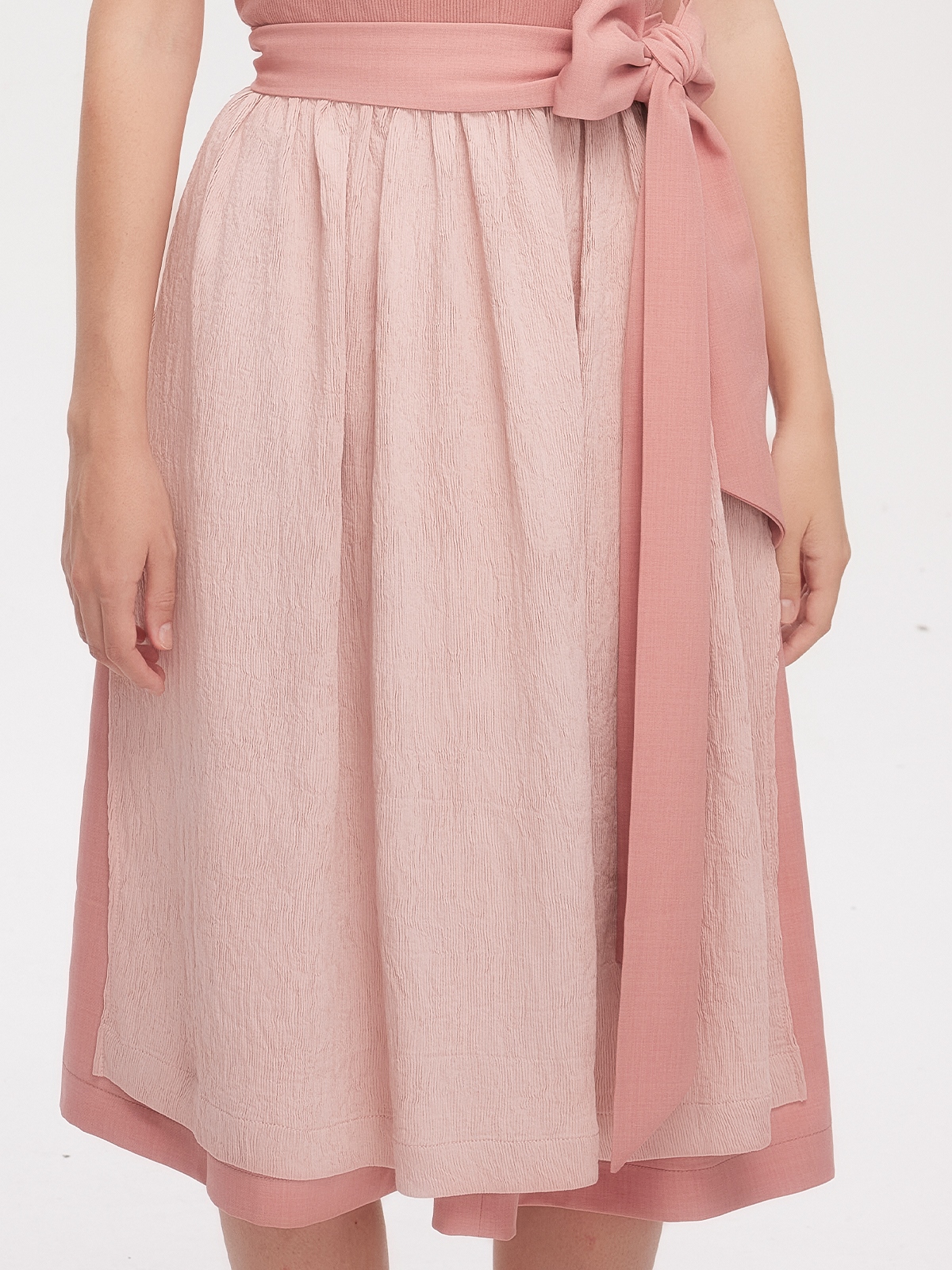 Ein modernes rosa Dirndl mit aufwendigen Details