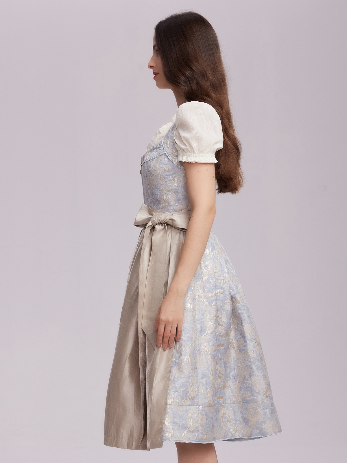 Dirndl in Blau mit modernen Accessoires