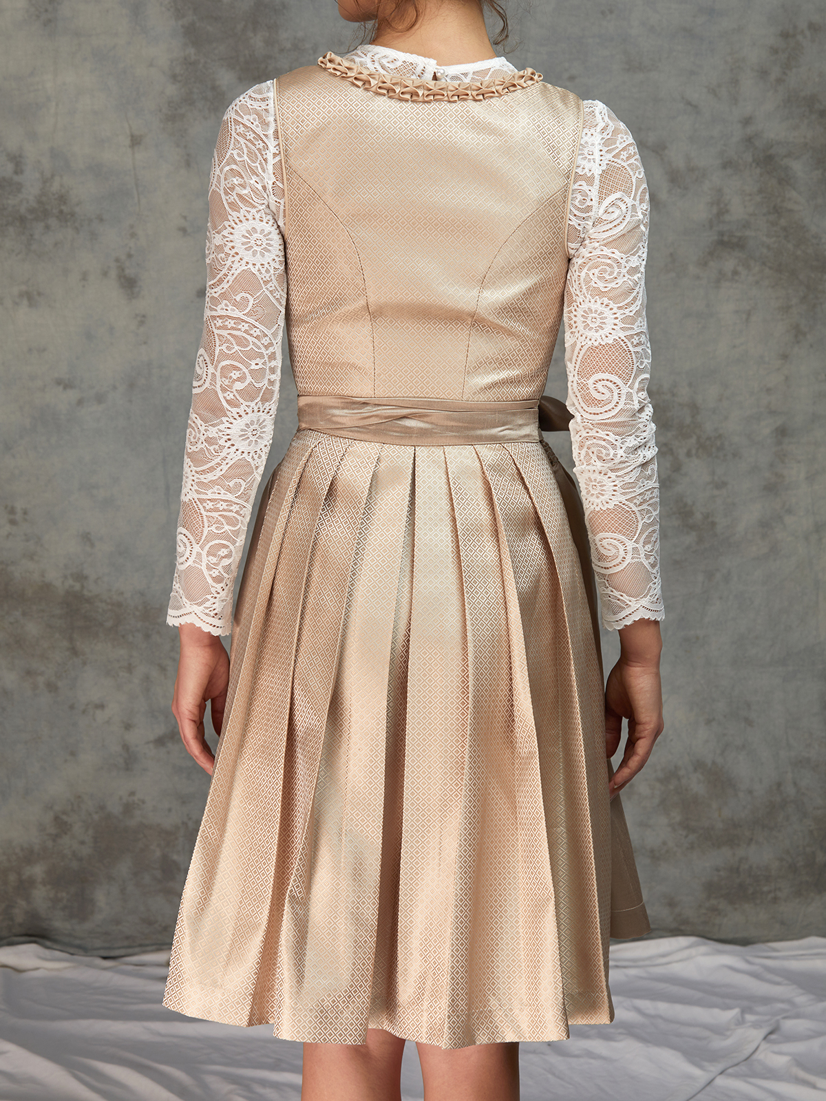 Dirndl schwarz hochgeschlossen