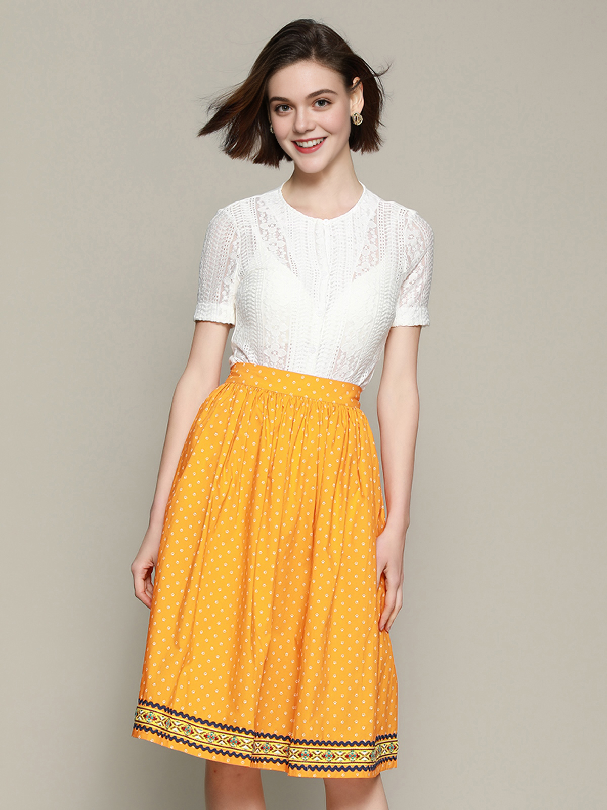Ein elegantes grünes Dirndl mit floralen Details