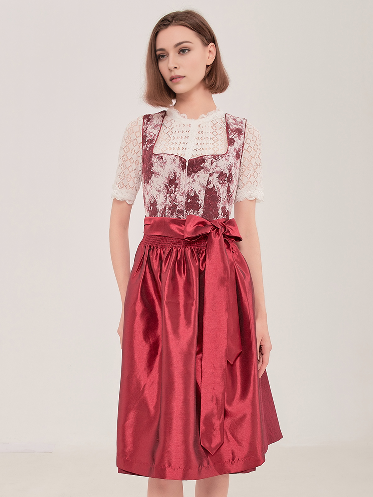 Dirndl in Rot mit feinen Details