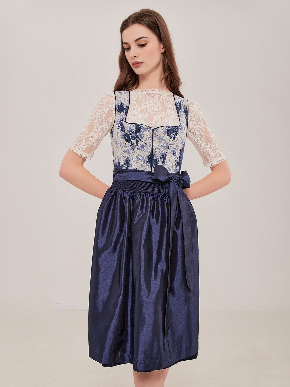 Hellblaues Dirndl auf einer Almwiese