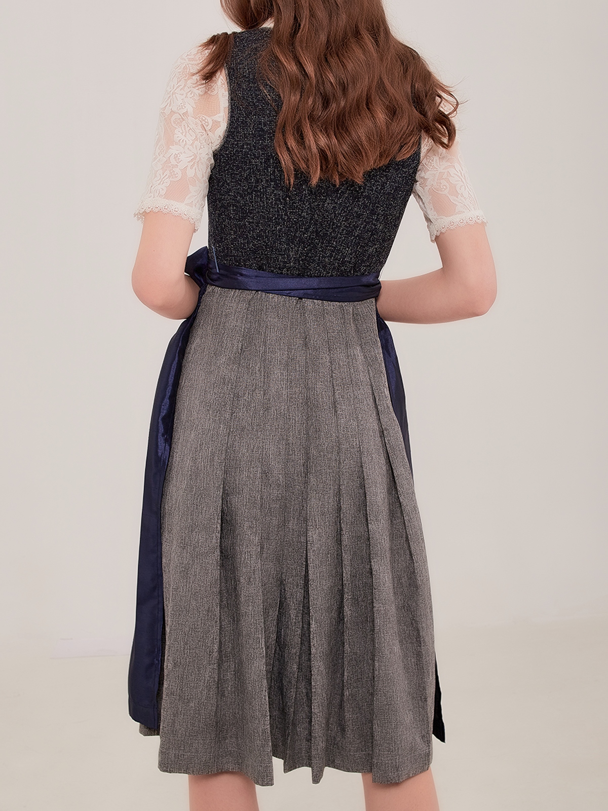 Goldenes Dirndl in eleganter Ausführung