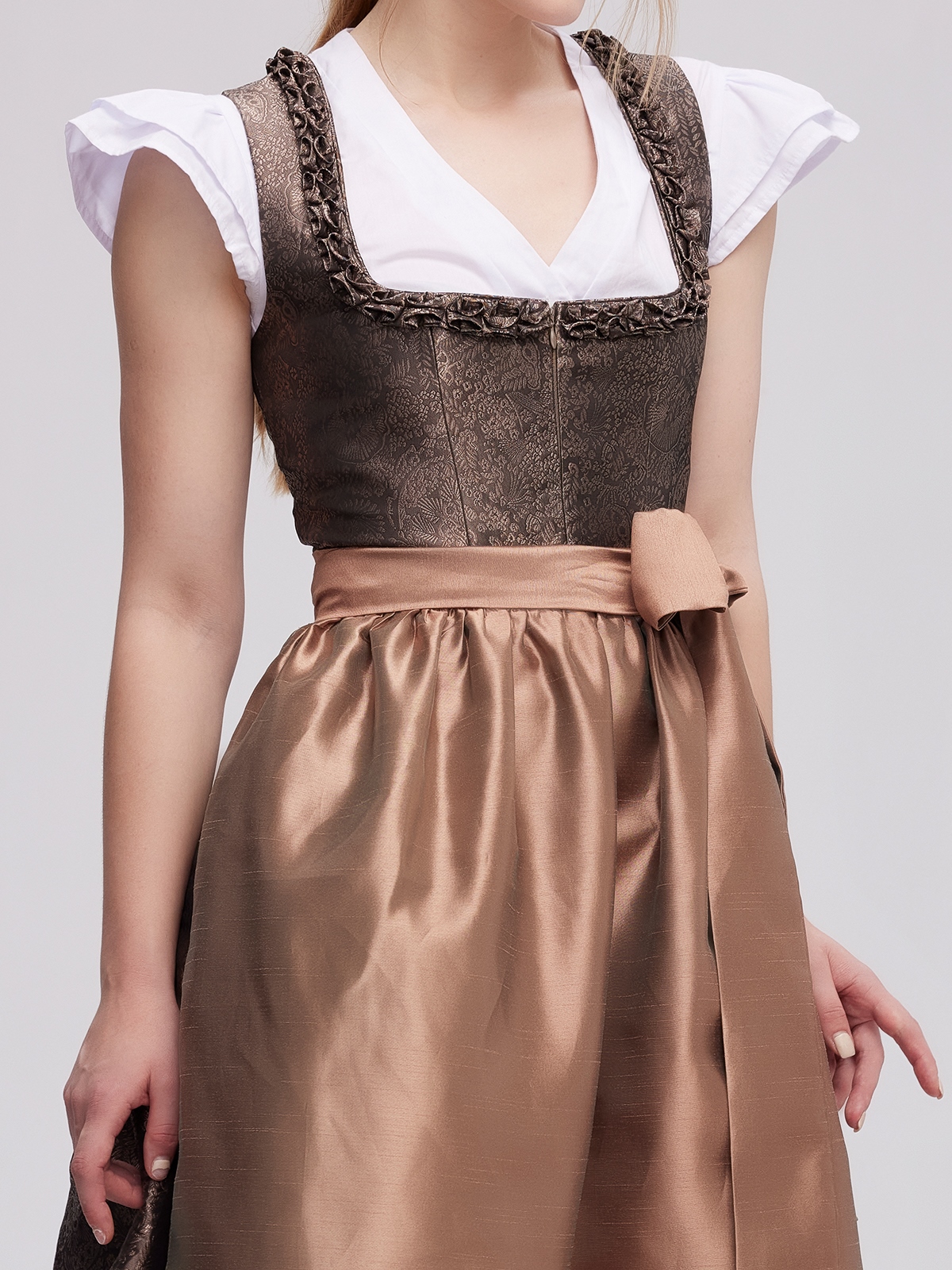 Dirndl in violett mit modernen Details