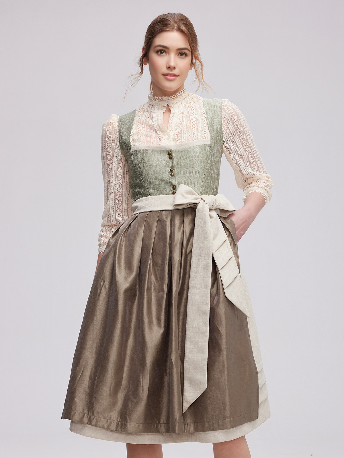 Modernes grünes Dirndl mit floralen Details