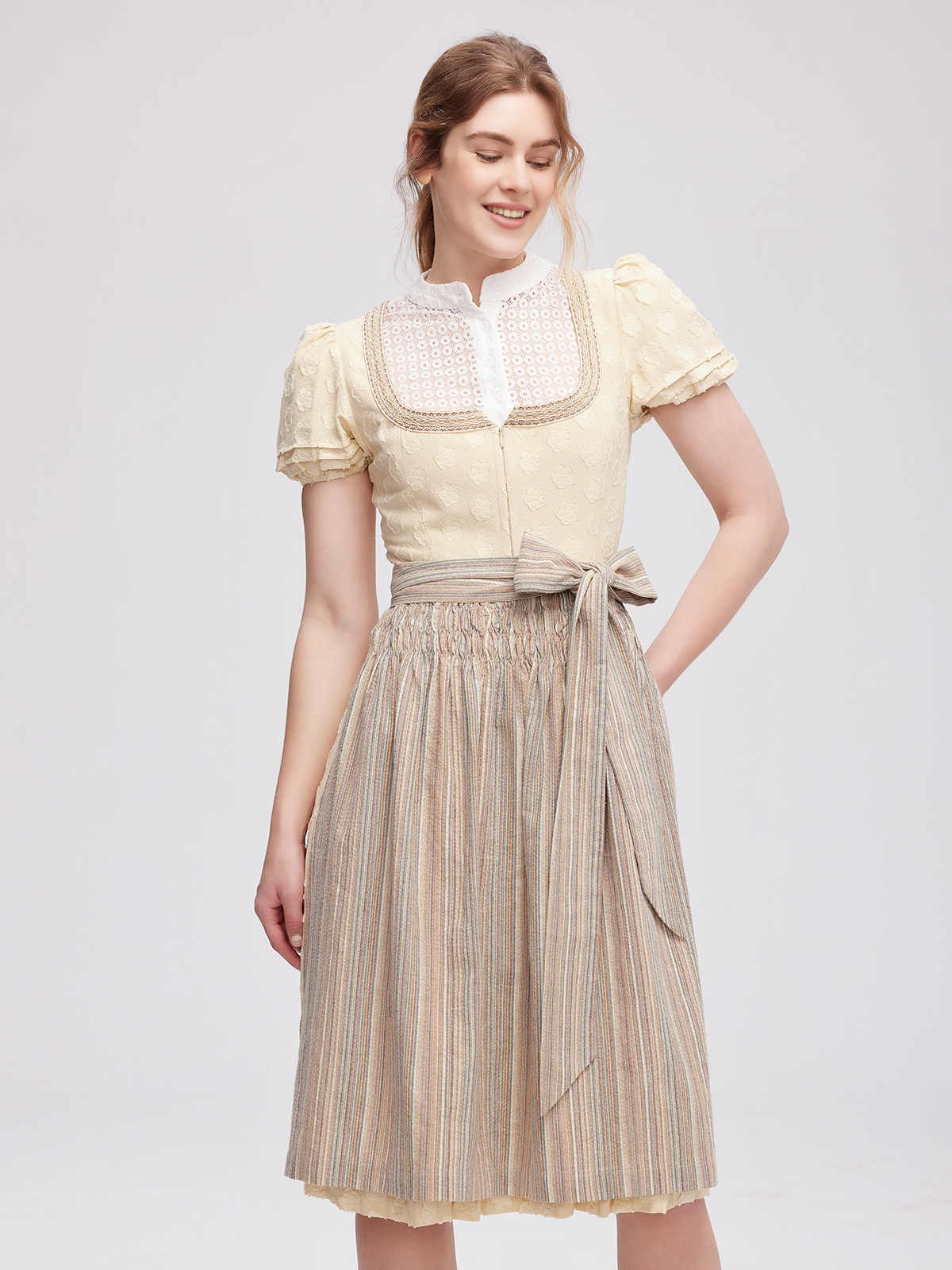 Traditionelles Dirndl in Gelb
