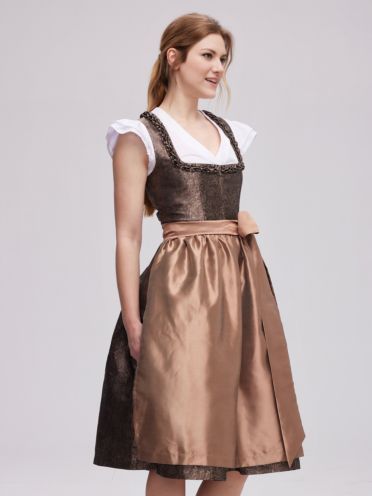 Dirndl Violett in natürlicher Umgebung