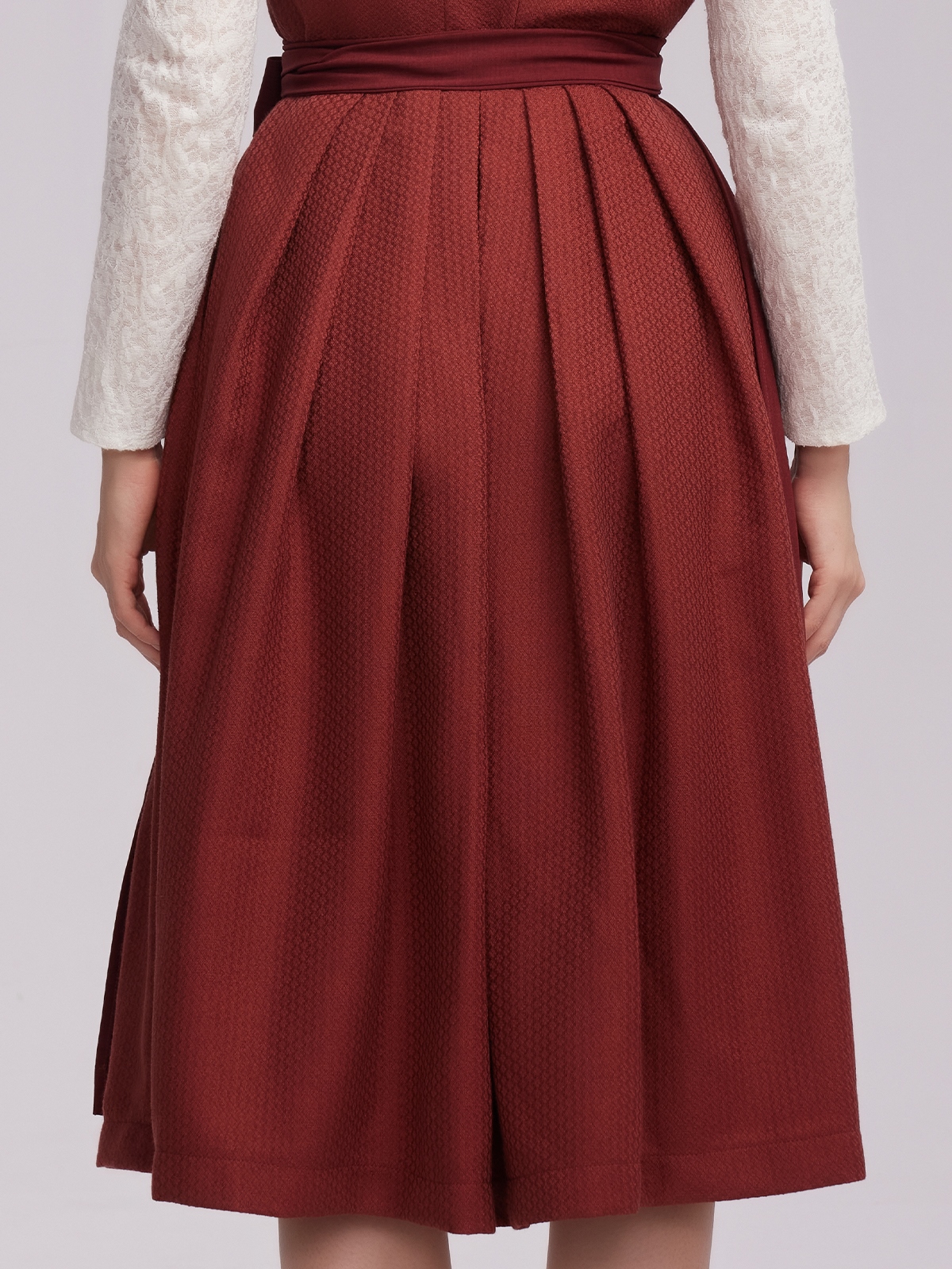Modernes rotes Dirndl mit Knopfverschluss
