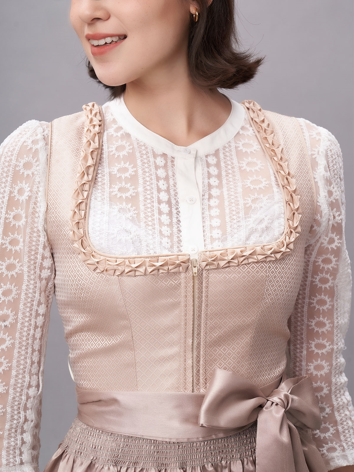 Dirndl Marineblau mit eleganter Stickerei