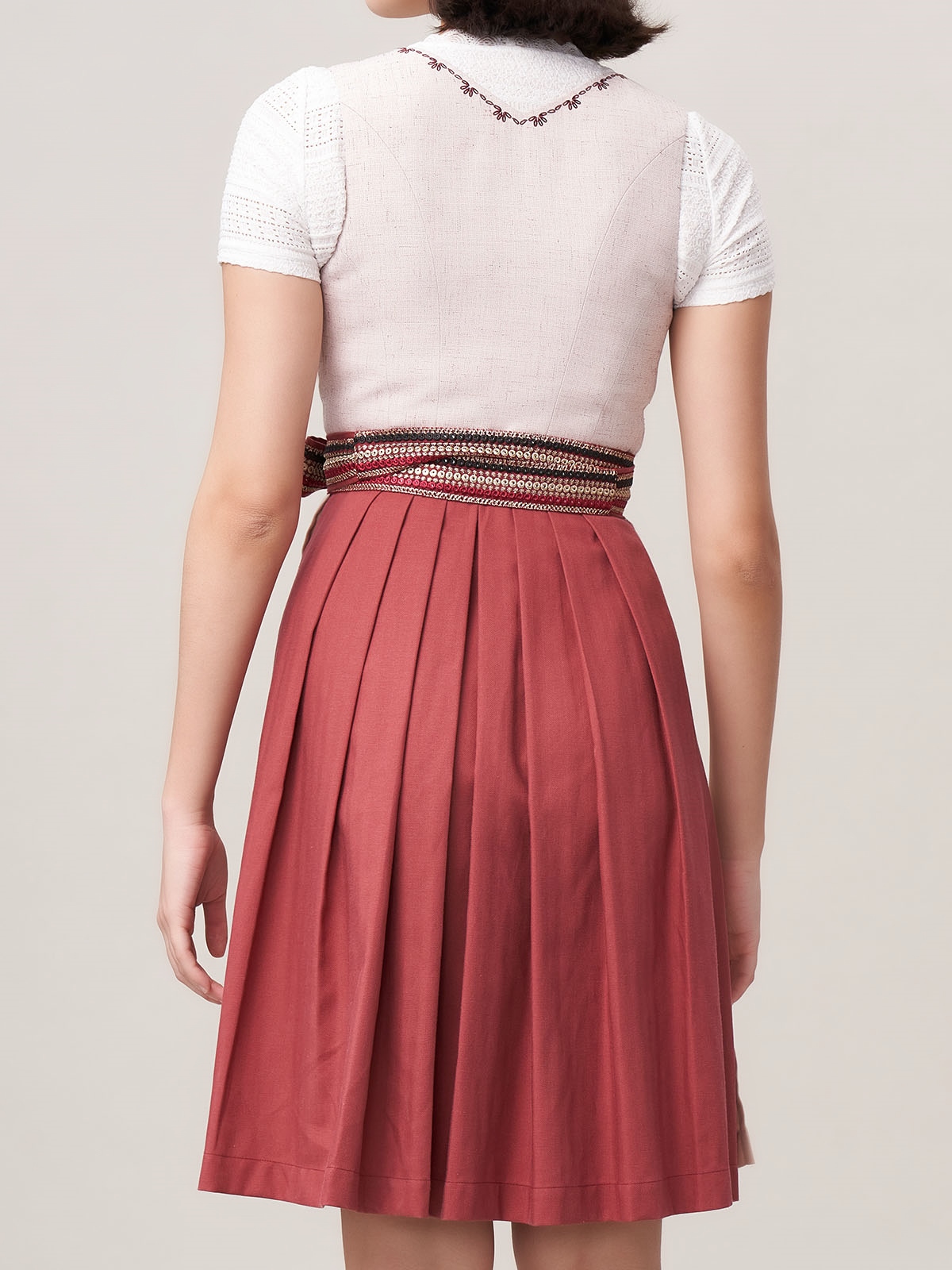 Dirndl lila samt mit femininem Schnitt und samtigem Glanz