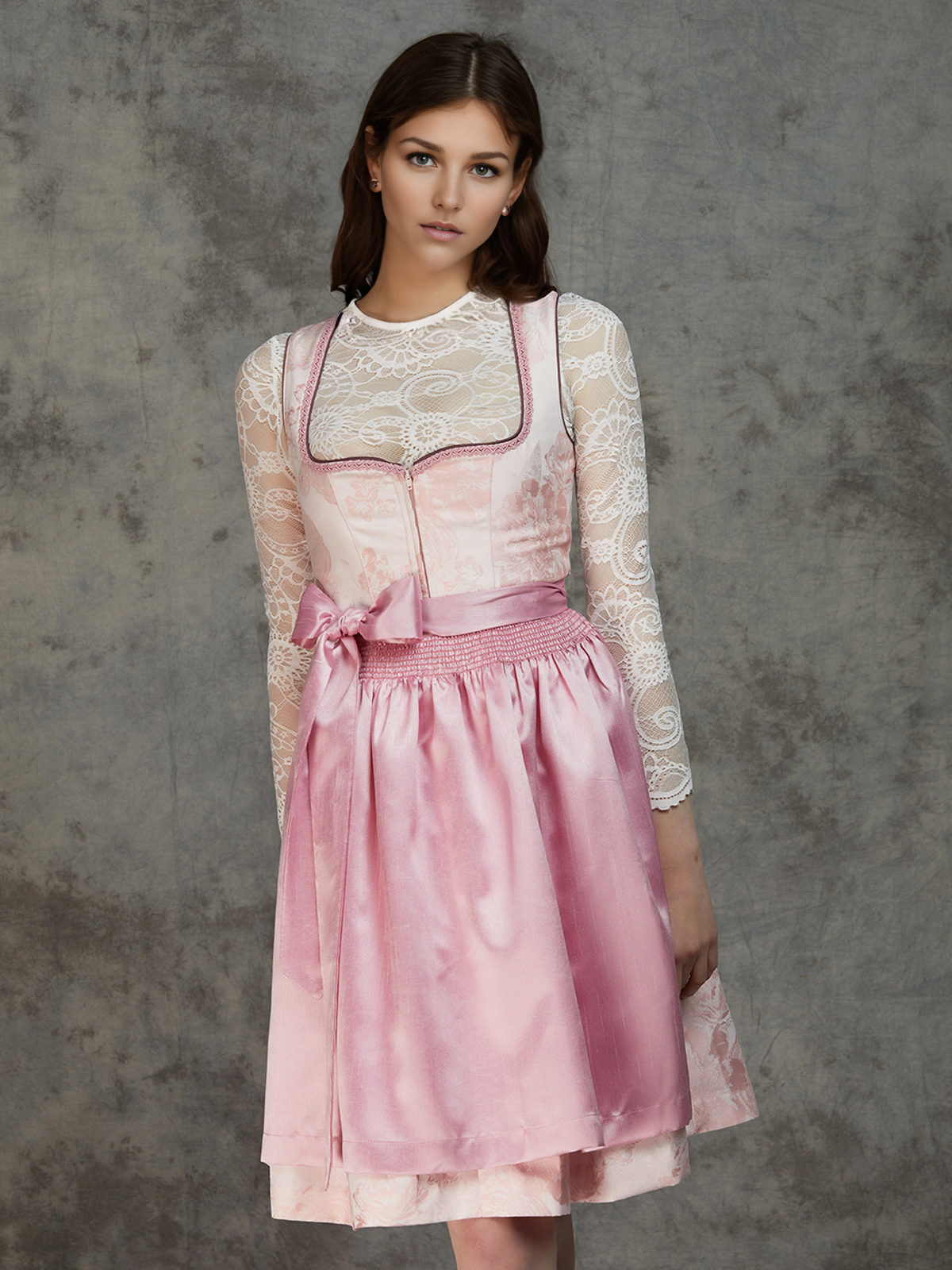 Modernes blaues Dirndl mit Spitzenverzierungen