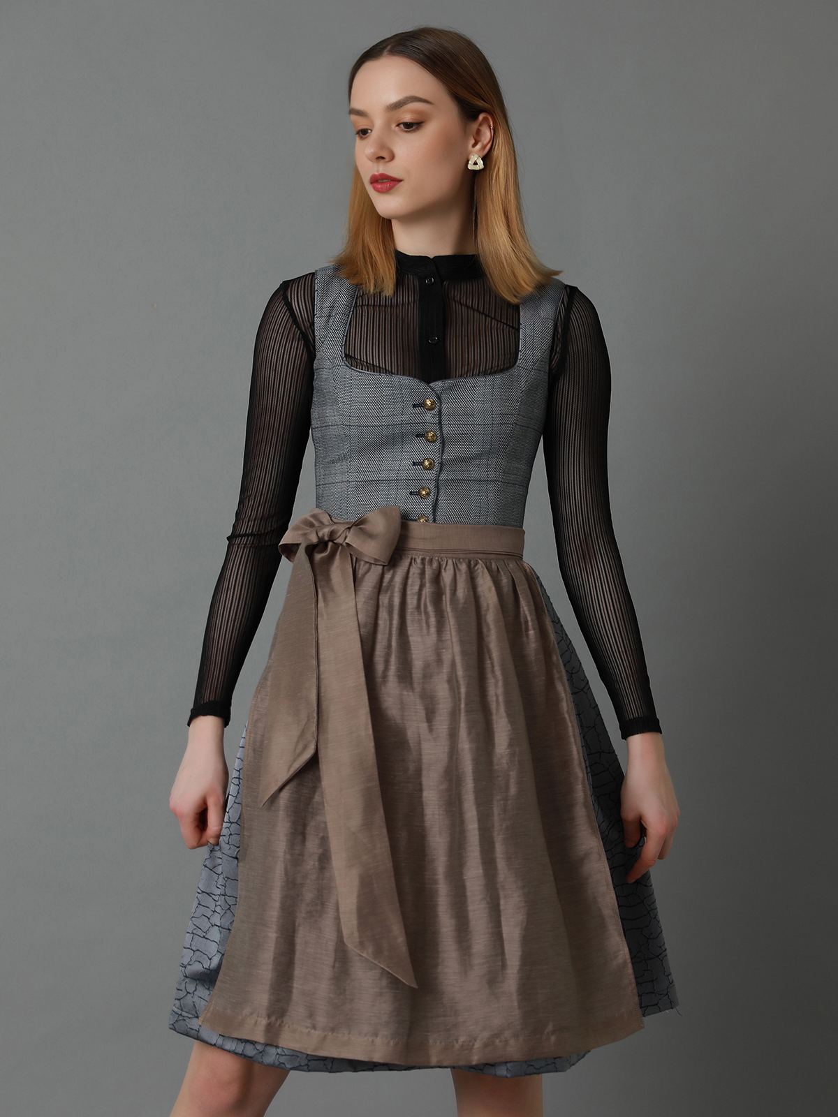 Dirndl in Grau mit modernem Schnitt