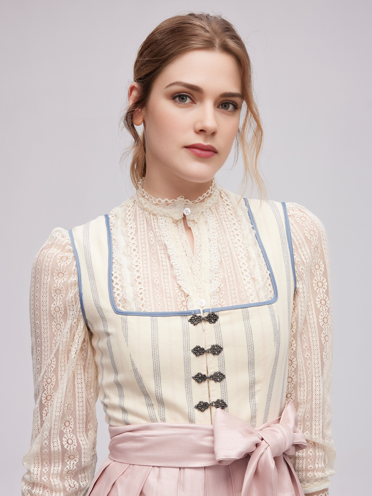 Dirndl in samtigem Rot