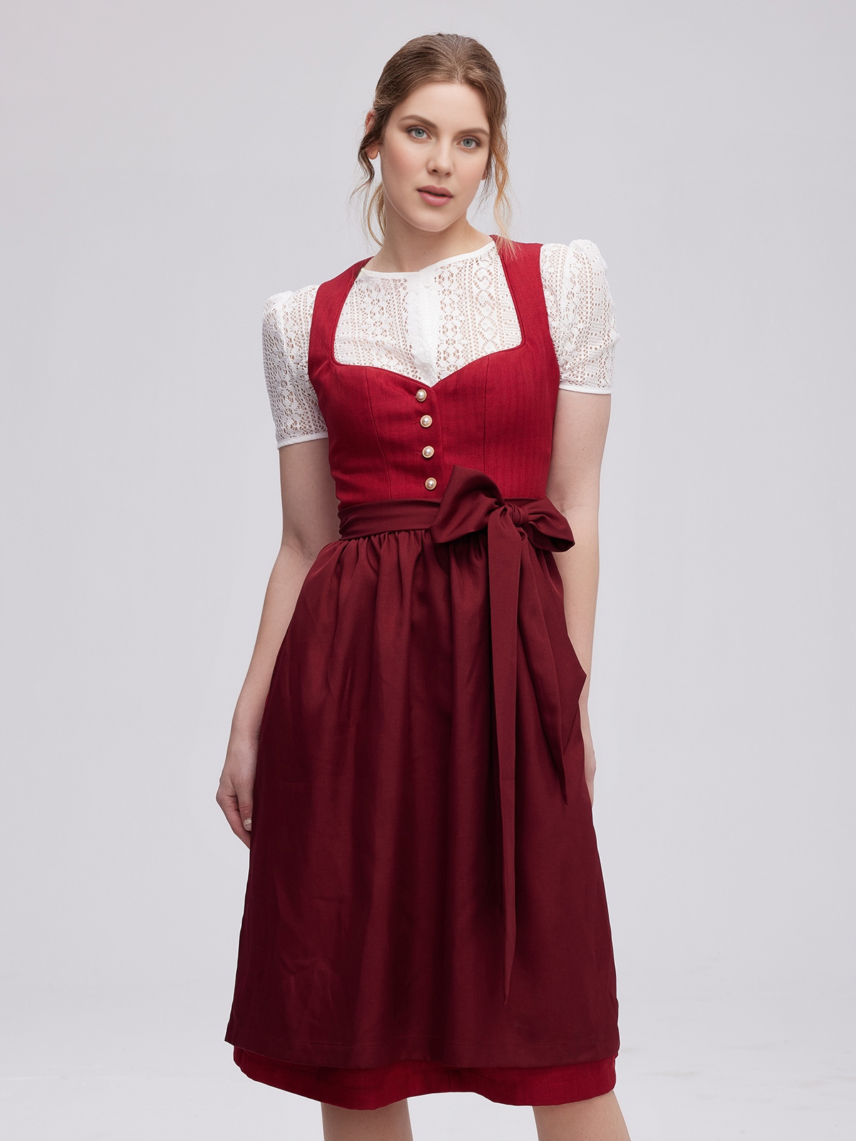 Traditionelle rote Dirndl mit modernen Details